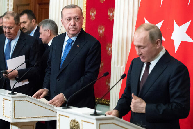 Le président russe, Vladimir Poutine, et le président turc, Recep Tayyip Erdogan, lors d’une conférence, à Moscou, le 5 mars.