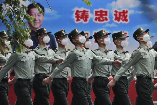 Des militaires chinois défilent devant un portrait du président Xi Jinping, le 25 mai, à Pékin.