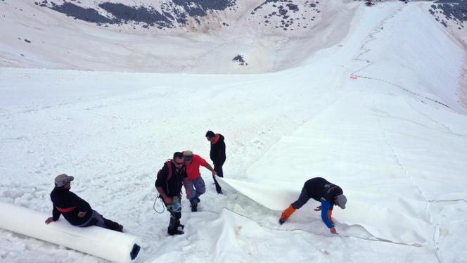 Chaque bande blanche fait 70 mètres de long sur 5 mètres de large.