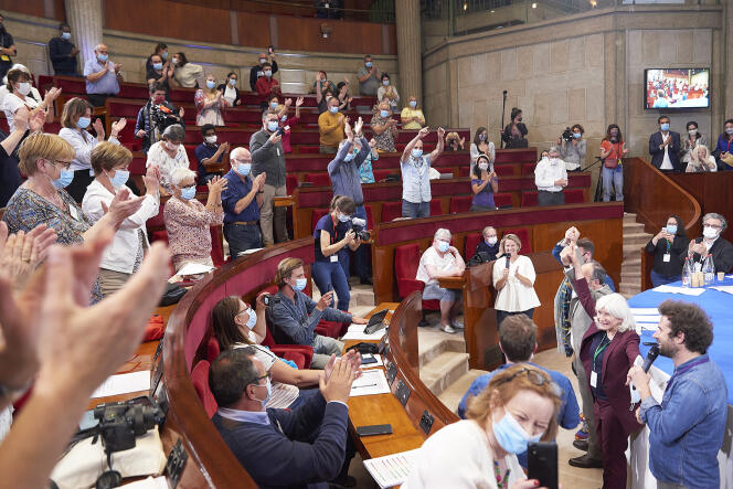 Les 150 citoyens de la convention citoyenne pour le climat remettent leurs conclusions à la ministre de la transition écologique et solidaire, Elisabeth Borne, le dimanche 21 juin, à Paris.