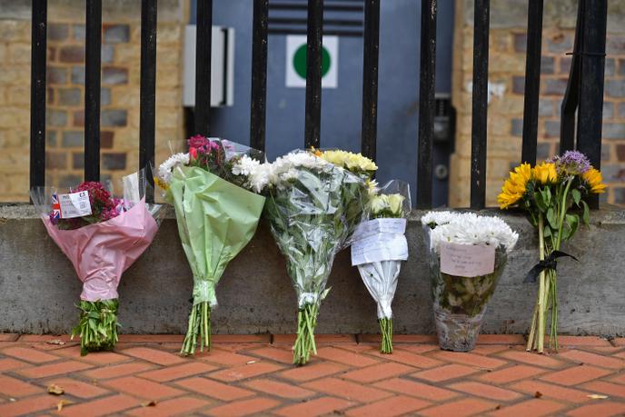 Des fleurs déposées en hommage aux victimes près du parc de Forbury Gardens, à Reading, dimanche 21 juin.