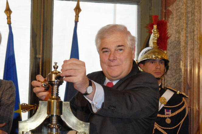 Pascal Clément, le 28 mars 2007 à la chancellerie à Paris, lors de la cérémonie de scellement de la loi constitutionnelle du 23 février 2007 relative à l'interdiction de la peine de mort.