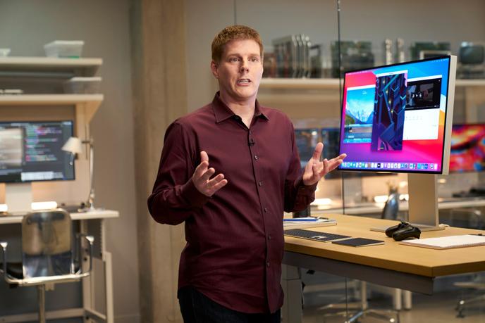 Andreas Wendker, vice-président en ingénierie logicielle, présente un ordinateur doté d’un prototype de processeur Apple, en Californie, le 21 juin.