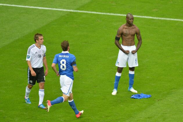 Le 28 juin 2012, à Varsovie, Mario Balotelli (à droite) célèbre, torse nu et muscles contractés, son doublé contre l’Allemagne.