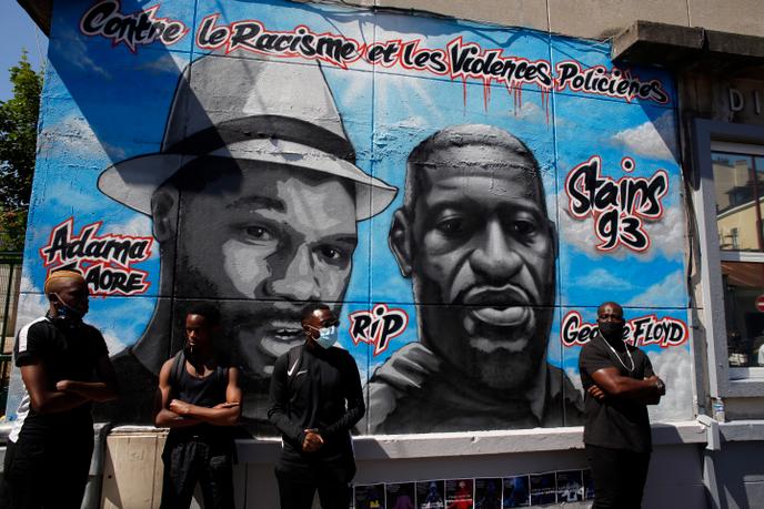 Une Fresque En Hommage A Adama Traore Et George Floyd Et Les Mots Violences Policieres Irritent Un Syndicat De Policiers