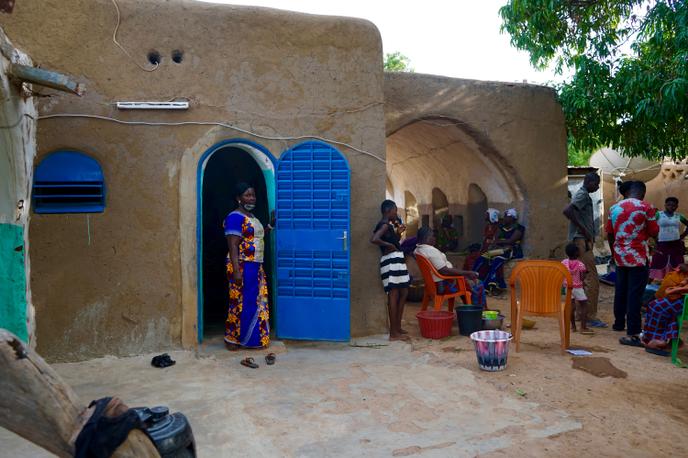 L’association La Voûte nubienne, fondée par un maçon français et son homologue burkinabé ont construit plus de 4 000 bâtiments au Sahel et formé plus d’un millier d’artisans à ce type d’architecture.