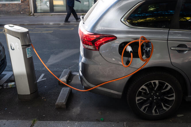 Une borne de recharge de voiture électrique, à Paris, le 19 mai.