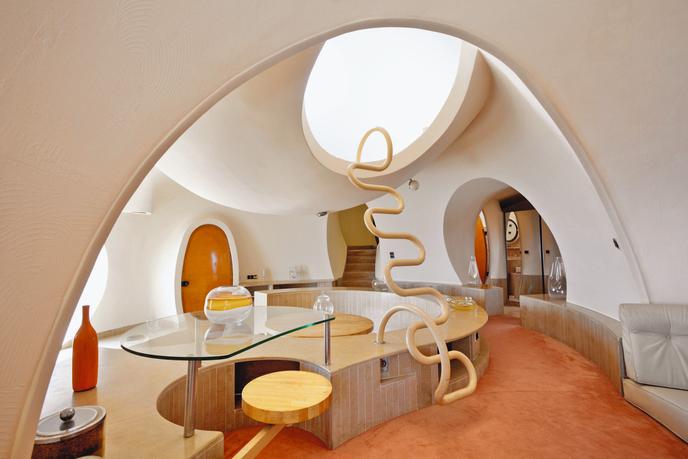 Le Palais Bulles, édifié par le Hongrois Antti Lovag à Théoule-sur-Mer dans la seconde moitié des années 1970, constitue l’un des joyaux de ce type d’architecture en France.