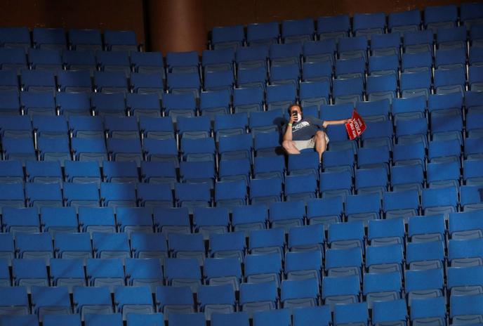 Un partisan de Donald Trump filme le meeting du président candidat à sa réélection, depuis les tribunes vides du BOK Center de Tulsa, le 20 juin.