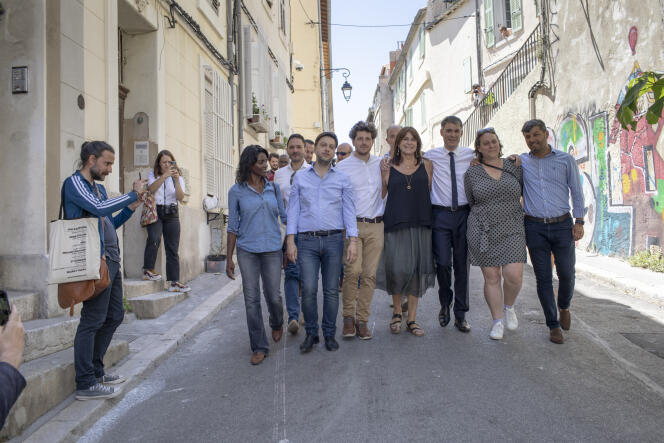 Michèle Rubirola (au centre) accueille Julien Bayou (à sa droite), Olivier Faure (à sa gauche) et d’autres membres de la gauche, à Marseille, le 22 juin.