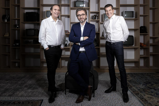 De gauche à droite : Xavier Niel, Pierre-Antoine Capton et Matthieu Pigasse, les fondateurs du groupe Mediawan, à Paris, le 19 juin.