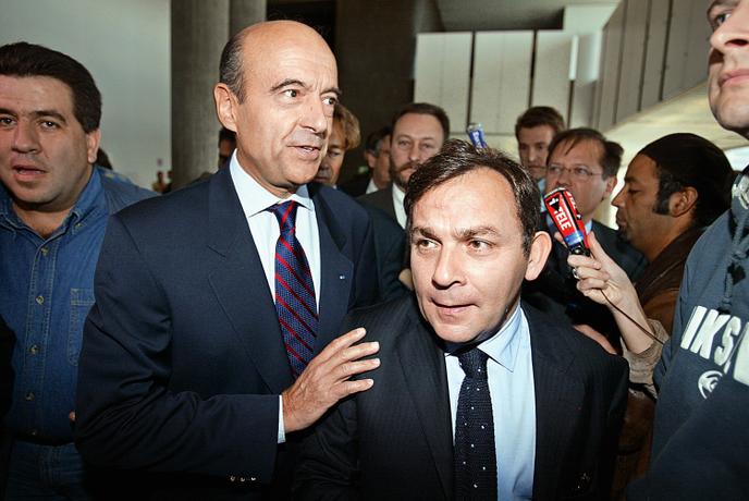 Francis Szpiner avec Alain Juppé, dont il fut l’avocat dans l’affaire des emplois fictifs du RPR, le 29 septembre 2003, au palais de justice de Nanterre.
