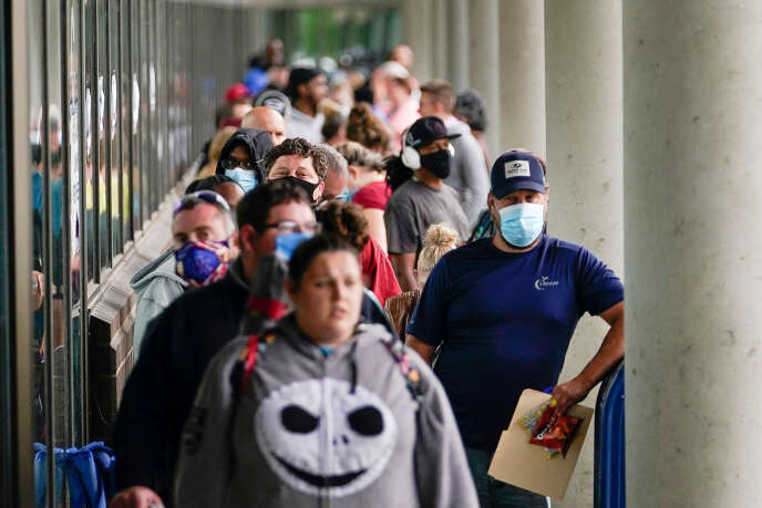 Des centaines de personnes attendent devant un centre de carrières pour s’inscrire au chômage, à Frankfort (Kentucky) aux Etats-Unis, le 18 juin.