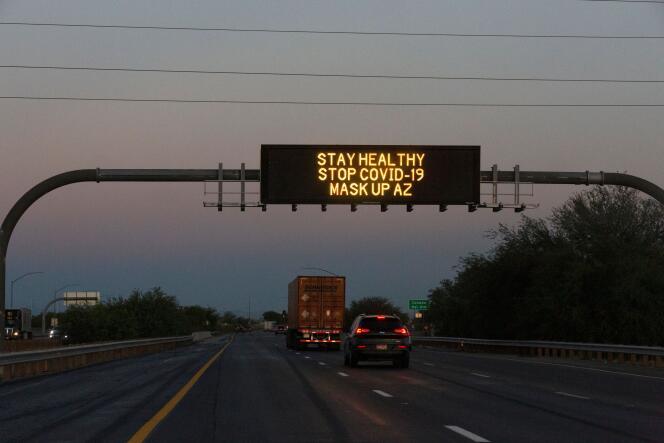 Un panneau d’information routière sur une route d’Arizona recommande de porter le masque.