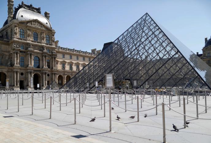 Le Musée du Louvre à Paris, le 23 juin.