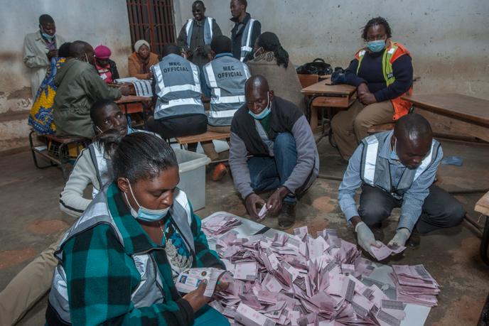 Début du dépouillement à Lilongwe, la capitale malawite, le 23 juin 2020