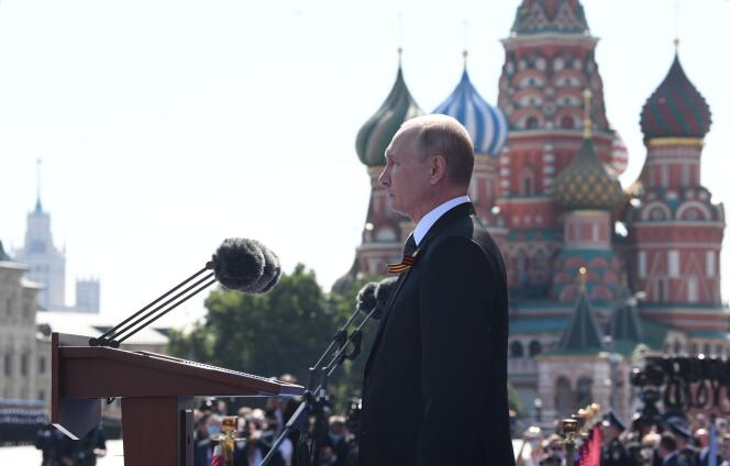 Le président russe Vladimir Poutine lors du défilé militaire qui marque le 75e anniversaire de la victoire soviétique sur l’Allemagne nazie, sur la place Rouge à Moscou le 24 juin 2020.