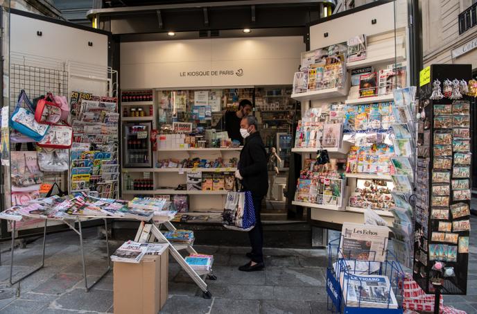 Dans un kiosque, à Paris, le 9 avril.