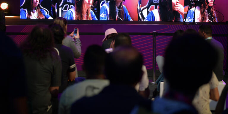 Female gamers play on a giant video screen during the Game XP event at the Olympic Park in Rio de Janeiro, Brazil on September 7, 2018. - The four day event aims to be the largest video gaming event in Latin America and attracts computer gamers and comic book enthusiasts. (Photo by CARL DE SOUZA / AFP)