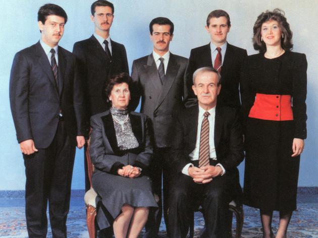 La famille Assad, en 1985. Hafez Al-Assad et sa femme, Anissa Makhlouf. De gauche à droite, leurs enfants : Maher, Bachar, Bassel, Madjid et Bouchra.