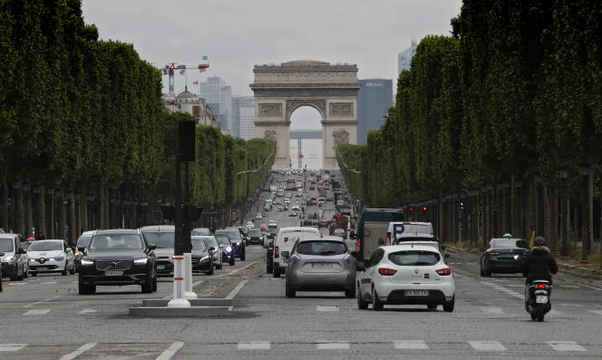 Sur les Champs-Elysées, à Paris, le 11 mai 2020, au premier jour du déconfinement.