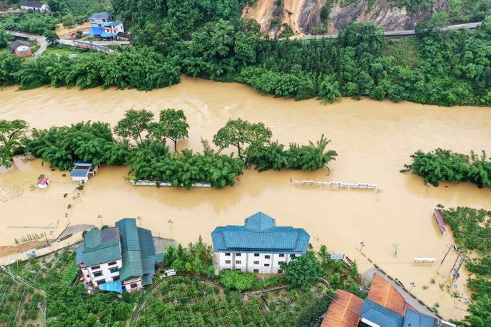A Rongan, dans le sud de la province chinoise du Guangxi, de fortes pluies ont provoqué des inondations, le 10 juin.