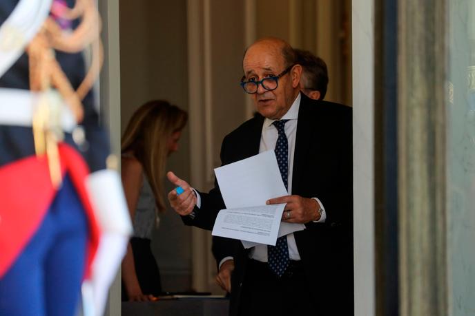 Le ministre des affaires étrangères Jean-Yves Le Drian avant l’arrivée du président tunisien, Kaïs Saïed, au palais de l’Elysée à Paris, le 22 juin.