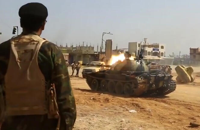 Image diffusée en avril 2019 par l’Armée nationale libyenne d’Haftar : un tank ouvre le feu dans une banlieue au sud de la capitale, Tripoli.