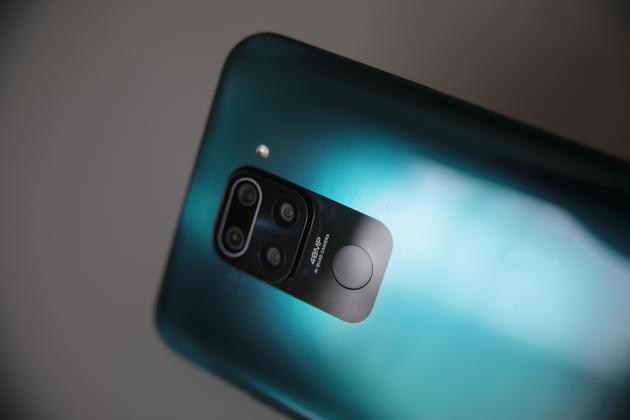 Le lecteur d’empreintes digitales du Xiaomi Redmi Note 9 est situé au dos.