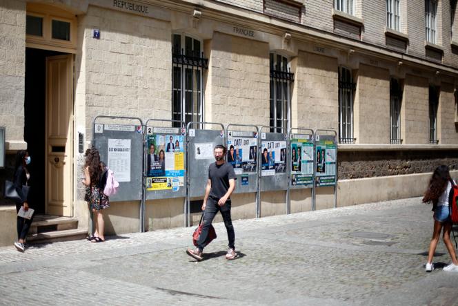 Affiches électorales à Paris à l’occasion de l’élection municipale, le 26 juin 2020.