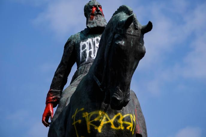 Le 10 juin 2020 à Bruxelles, la statue de Léopold II vandalisée. Le roi des Belges colonisa le Congo à la fin du XIXe siècle et en fit en grande partie sa propriété personnelle. Il fit administrer le Congo avec une extrême violence entre 1882 et 1908 pour en exploiter, notamment, le caoutchouc, grâce auquel il s’enrichit considérablement.