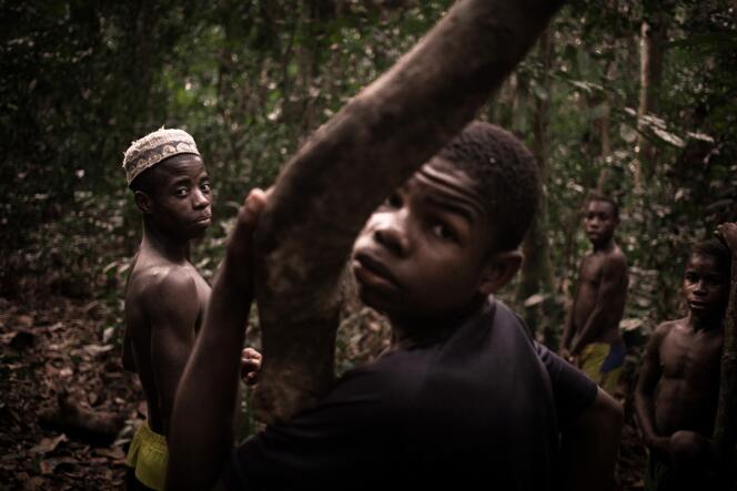 De jeunes Bayaka en forêt à Bayanga, dans l’extrême sud-ouest de la Centrafrique, le 13 mars 2020.