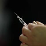 Préparation d’une injection de vaccin contre la grippe, en 2020 au Chili.