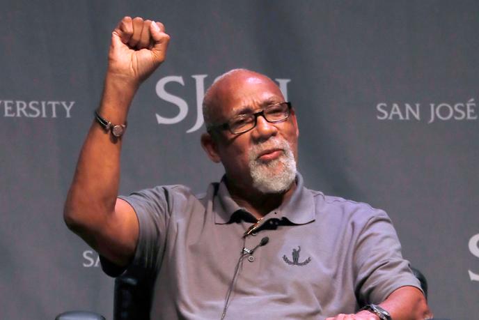 John Carlos poing levé à San José (Californie), le 17 octobre 2018, pour célébrer les 50 ans de son geste symbolique effectué aux Jeux olympiques de Mexico.