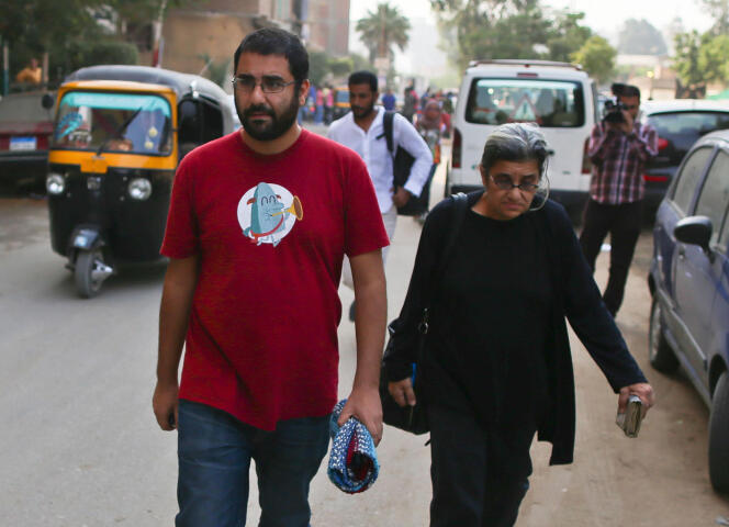 Leïla Soueif et son fils, le dissident Alaa Abdel-Fattah aujourd’hui emprisonné, après le procès de Sanaa Seif au Caire, en octobre 2014.