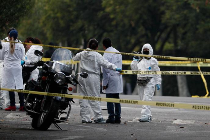La police scientifique sur les lieux de la tentative d’assassinat de Omar Garcia Harfuch, chef de la police de Mexico, le 26 juin.