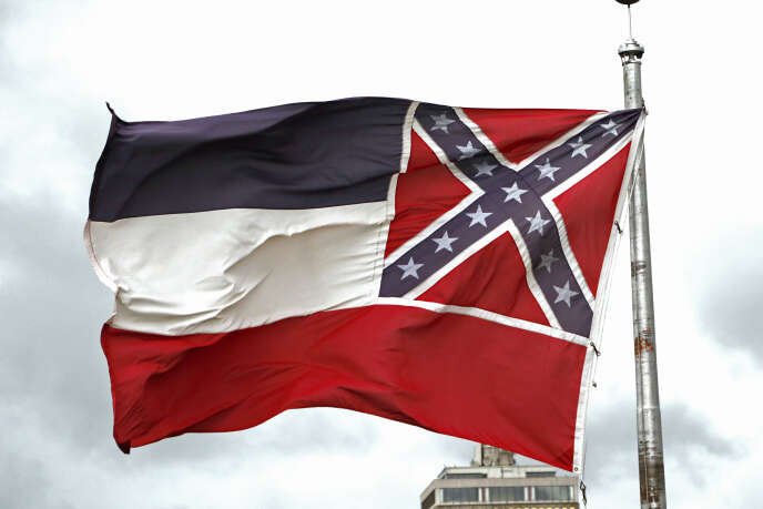 L’actuel drapeau du Mississippi comprenant le symbole des Etats confédérés, sur le Capitol de Jackson, le 25 juin 2020.