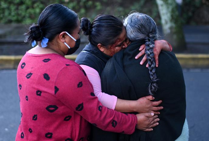Les proches d’une passante tuée par les tirs destinés à tuer Omar Garcia Harfuch, à Mexico, le 26 juin.