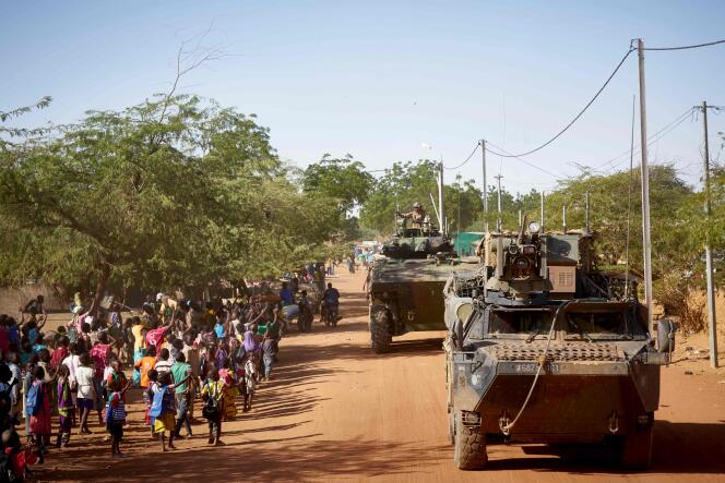 Des soldats français de la force « Barkhane » traversent le village de Gorom Gorom, au Burkina Faso, le 14 novembre 2019.