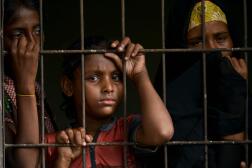 Des Rohingya de Birmanie sont détenus dans un centre pour immigrants, à Lhokseumawe, en Indonésie, en juin 2020.