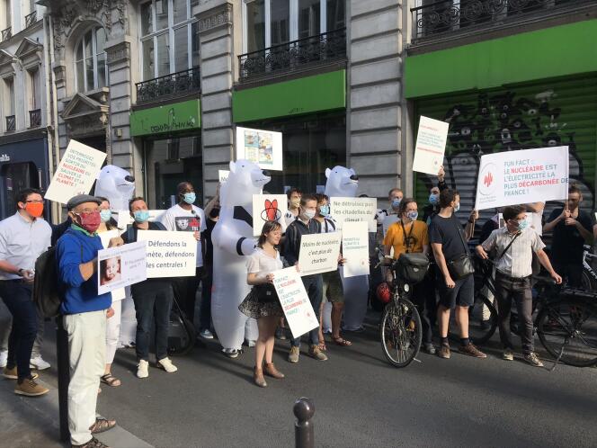 Des militants, dont certains déguisés en ours blancs, manifestent devant les locaux de Greenpeace France, à Paris, le 29 juin 2020.