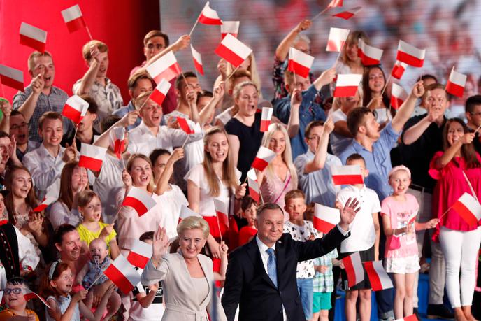 Andrzej Duda et Agata Kornhauser-Duda lors du premier tour de l’élection présidentielle polonaise, à Lowicz, le 28 juin.