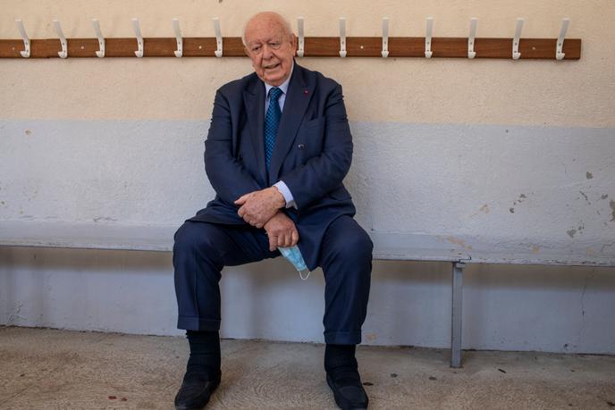 Jean-Claude Gaudin dans un bureau de vote à l’école Mermoz, à Marseille, le 28 juin.