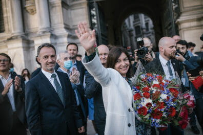 Paris le 28 juin 2020. Anne Hidalgo célèbre la victoire au municipales de Paris sur le parvis de l'Hotel de ville. LEs chauffeurs de taxi sont venus offrir des fleurs à Anne Hidaldo. Elle salue la foule.