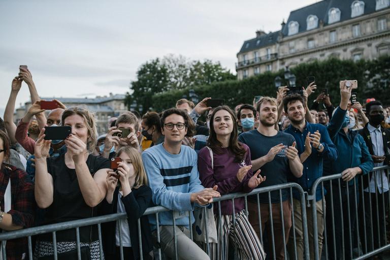 LAURENCE GEAI POUR « LE MONDE » Paris le 28 juin 2020. Anne Hidalgo célèbre la victoire au municipales de Paris sur le parvis de l'Hotel de ville. Des habitants sont venus écouter le discours d'Anne Hidalgo.