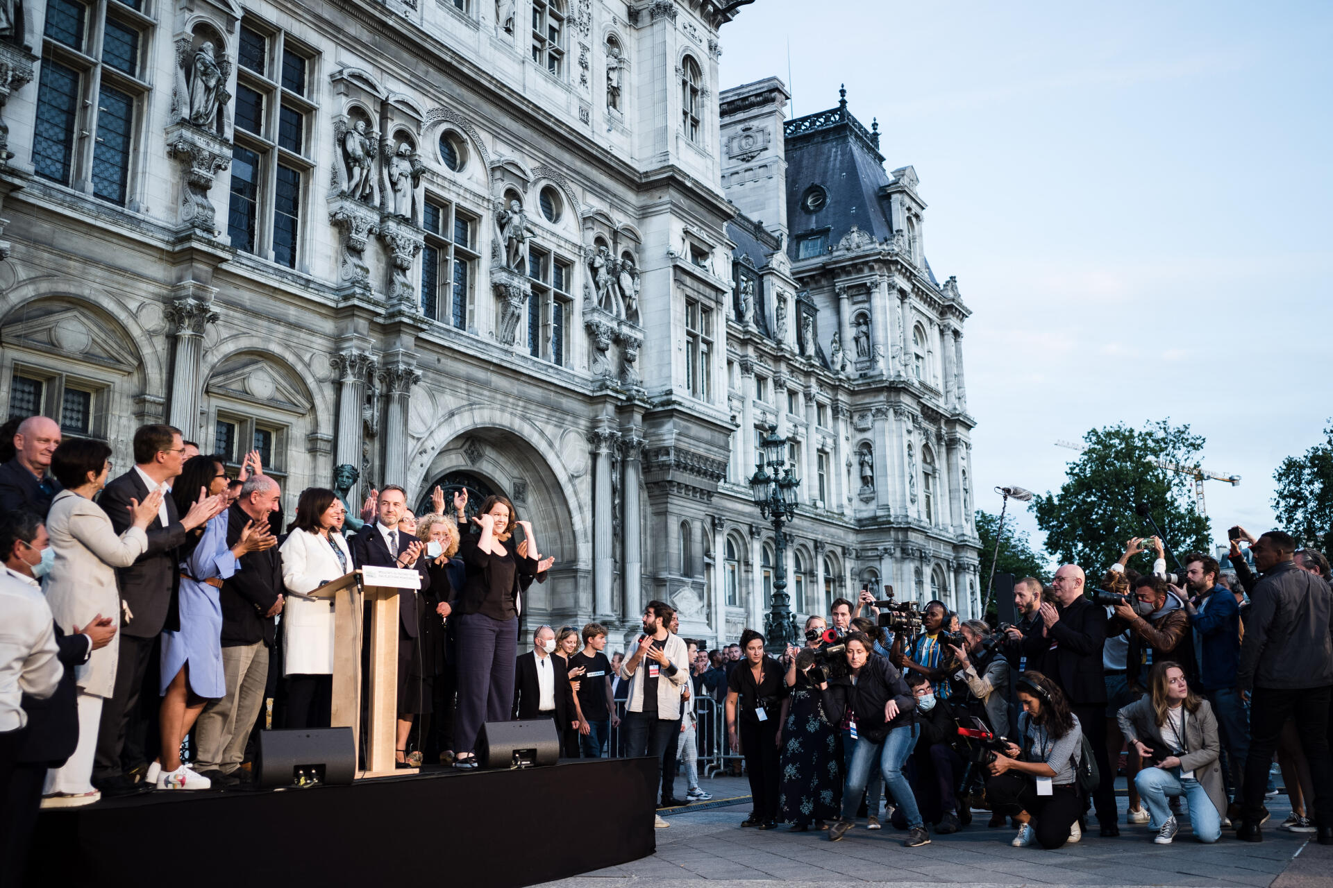 Anne Hidalgo s’adresse aux Parisiens et à la presse depuis le parvis de l’Hôtel de ville à l’issue des résultats, le 28 juin.
