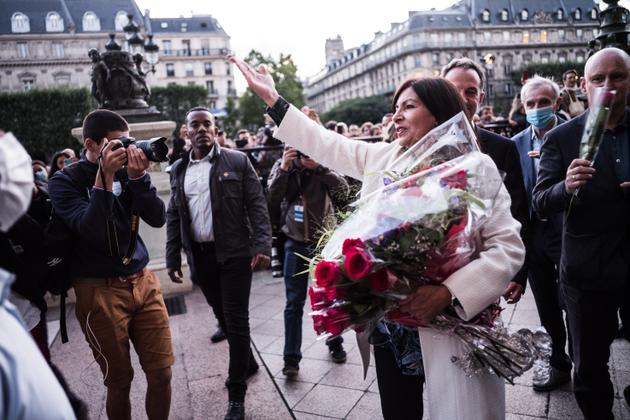 Anne Hidalgo salue la foule devant l’Hôtel de ville après l’annonce des résultats du second tour des municipales, à Paris, le 28 juin.