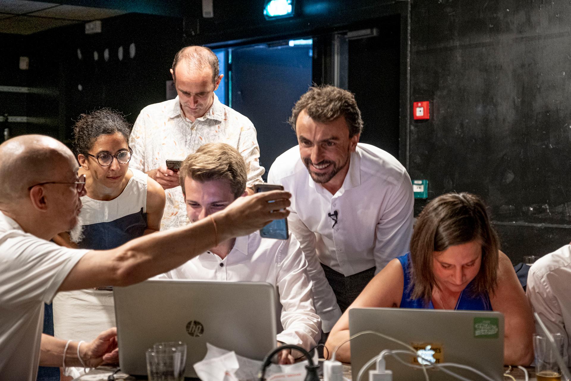 L’écologiste Grégory Doucet découvre les premiers résultats du second tour des municipales, à Lyon, le 28 juin.