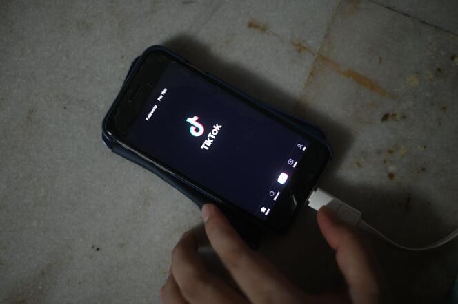 Une personne utilisant l’application de partage vidéo TikTok sur un smartphone à New Delhi (Inde), le 29 juin.