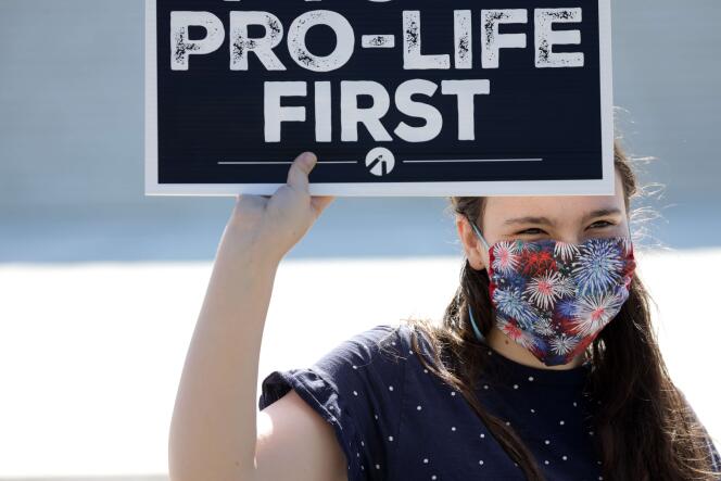 Une militante anti-avortement manifeste devant la Cour suprême, à Washington, le 29 juin.